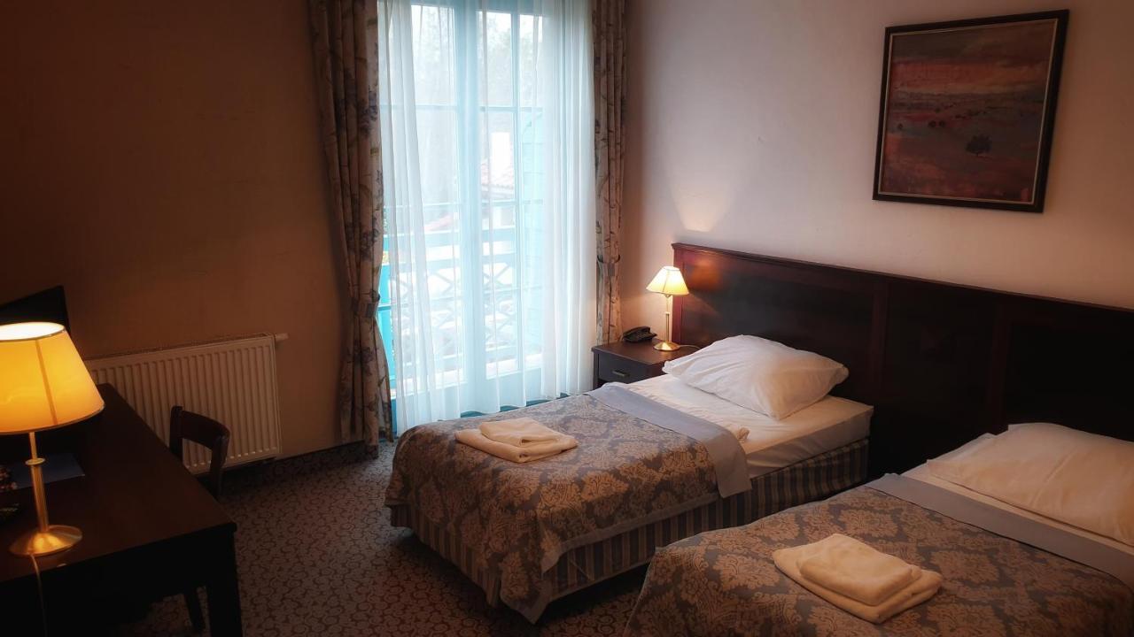 Hotel Cyprus Książenice Екстериор снимка
