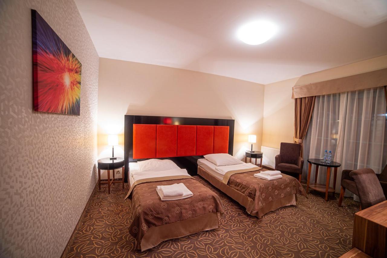 Hotel Cyprus Książenice Екстериор снимка