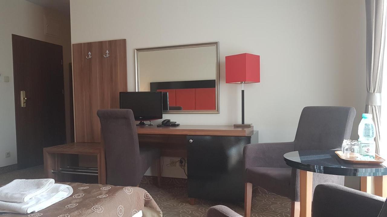 Hotel Cyprus Książenice Екстериор снимка