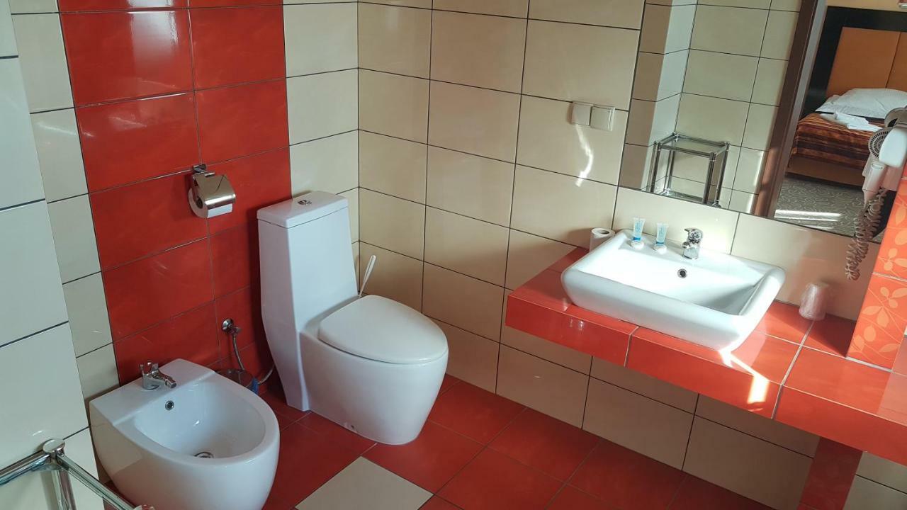 Hotel Cyprus Książenice Екстериор снимка